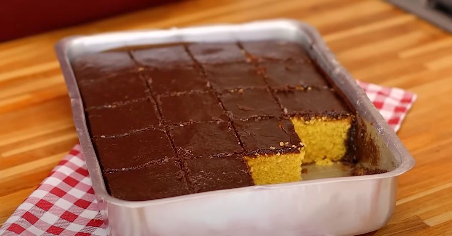 O bolo de cenoura é uma das receitas mais populares e queridas do Brasil. Ele combina uma massa fofinha e úmida com uma cobertura de chocolate irresistível.