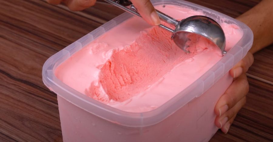 O sorvete de morango é mais do que uma simples sobremesa; é um símbolo de alegria e frescor. Com sua cor vibrante e sabor frutado, ele evoca memórias de dias ensolarados e sorrisos compartilhados.